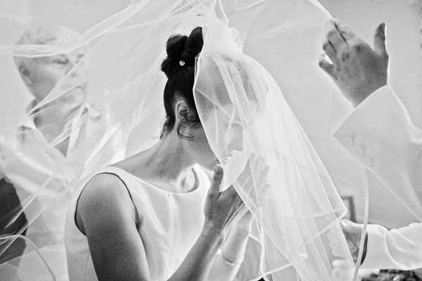 bride-putting-on-cathedral-veil
